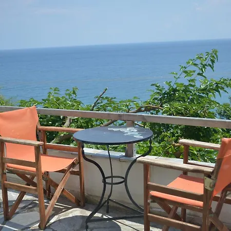 Country Art Alkyoni Apartman *